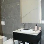 Lindi's 8 5 * Tirana