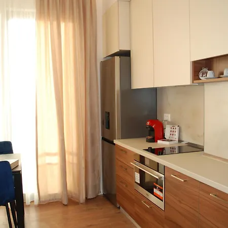 Lindi's 8 5 * Tirana