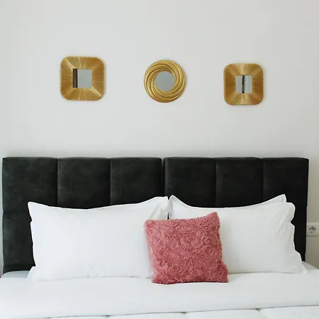 Lindi's 8 5 * ティラナ