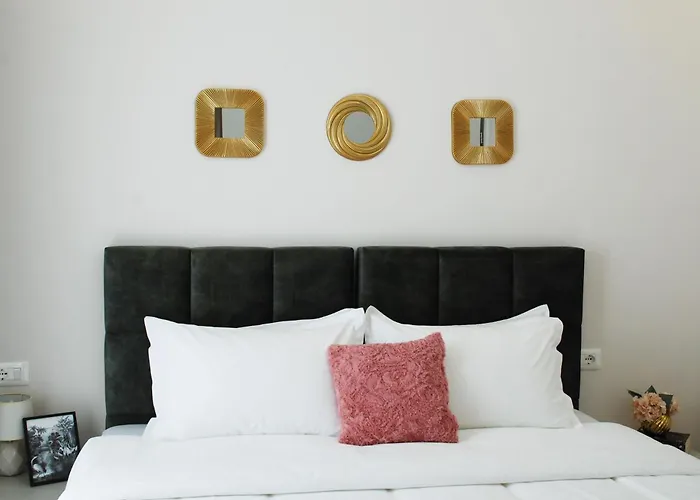 Lindi's 8 5 * ティラナ