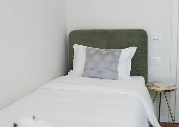 Lindi's 8 5 ティラナ