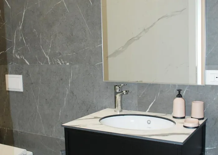 Lindi's 8 5 * ティラナ